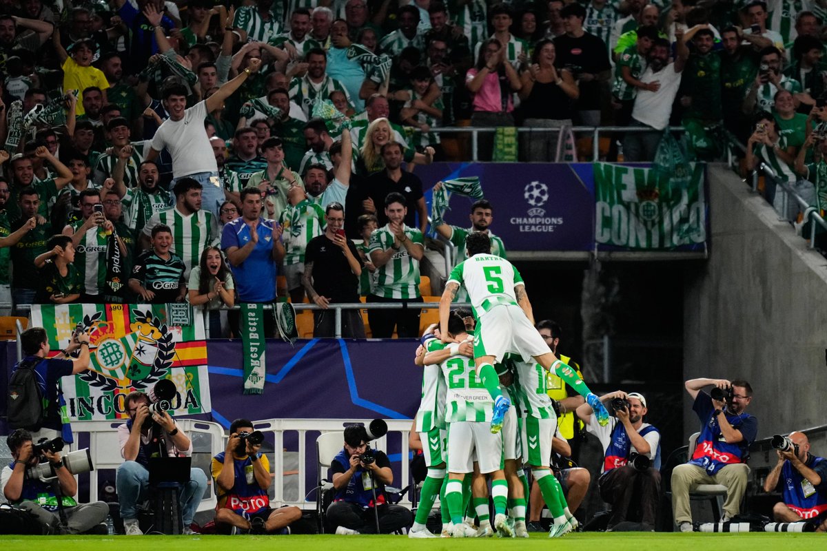 alvaritomfs's tweet photo. 🌟 21 años eran demasiado para el Betis. Demasiado tiempo para una afición de esta envergadura. Entre medias el club pasó muchas fatigas, estuvo al borde de la quiebra y descendió varias veces a Segunda. Y nunca lo abandonaron. 21 años eran mucho para no vivir noches como estas. https://t.co/1O5a0SqYha