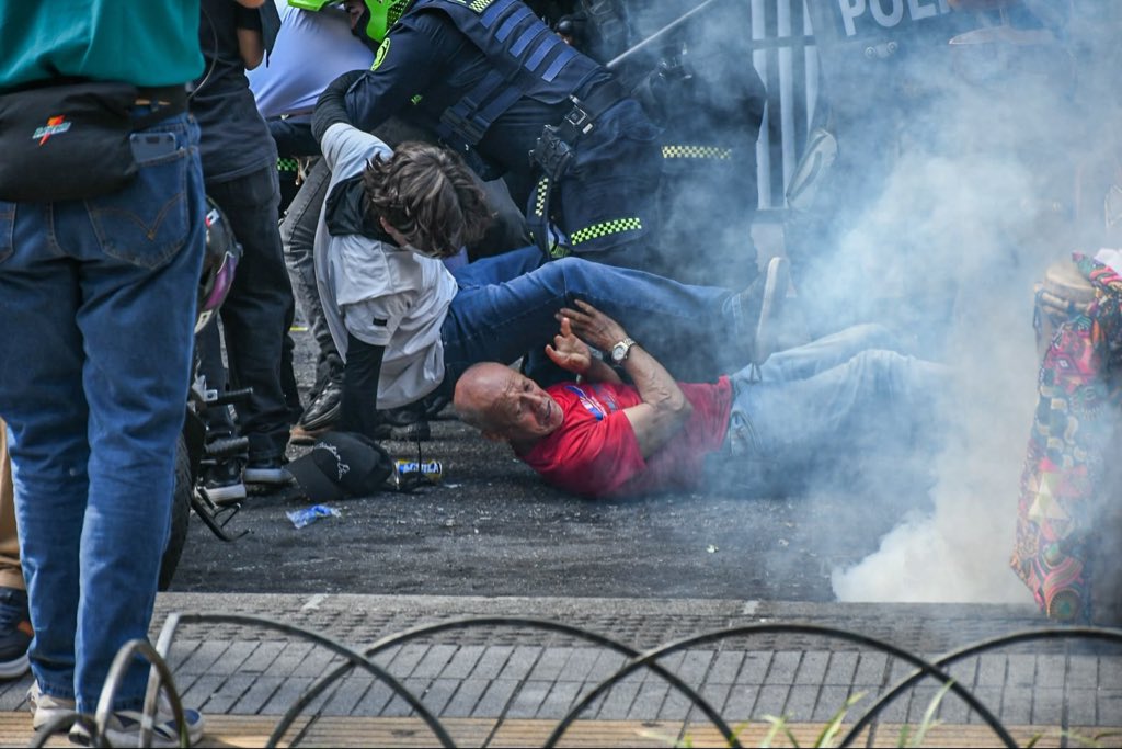 marcoemiliohr's tweet photo. Rechazamos el uso desproporcionado de la fuerza pública en a las manifestaciones de este miércoles en Ibagué. La protesta social es un derecho fundamental y no puede responderse con intimidación ni represión.

La respuesta del Estado debe ser el diálogo, no la violencia. Manifestarse no es un delito. La ciudadanía tiene derecho a expresar libremente sus inconformidades, exigir respuestas y defender sus reivindicaciones sin temor a ser reprimida.

@ABDELAESPRIELLA, no intente generar violencia. Usted prometió respetar la constitución. Utilizar la fuerza para acallar a la oposición es una prueba de extremismo e intolerancia.

@petrogustavo @PactoCol