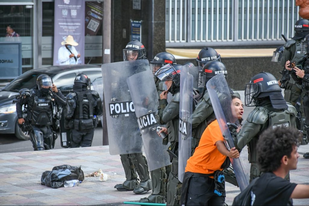 marcoemiliohr's tweet photo. Rechazamos el uso desproporcionado de la fuerza pública en a las manifestaciones de este miércoles en Ibagué. La protesta social es un derecho fundamental y no puede responderse con intimidación ni represión.

La respuesta del Estado debe ser el diálogo, no la violencia. Manifestarse no es un delito. La ciudadanía tiene derecho a expresar libremente sus inconformidades, exigir respuestas y defender sus reivindicaciones sin temor a ser reprimida.

@ABDELAESPRIELLA, no intente generar violencia. Usted prometió respetar la constitución. Utilizar la fuerza para acallar a la oposición es una prueba de extremismo e intolerancia.

@petrogustavo @PactoCol