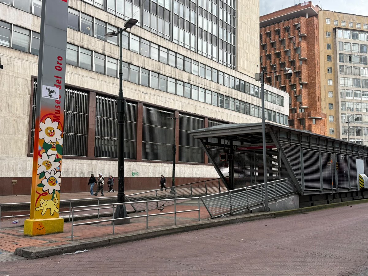 UltimaHoraCR's tweet photo. #Bogotá | @TransMilenio informó que varios paraderos en la Calle 45 y las estaciones Bicentenario, Perdomo y San Diego fueron vandalizadas durante la jornada de movilizaciones. Además, varios puntos sobre la Carrera Séptima fueron pintados con frases en contra del Gobierno.

Vía: @Nia_Maldonadoo 
https://t.co/woHMRjWbSk