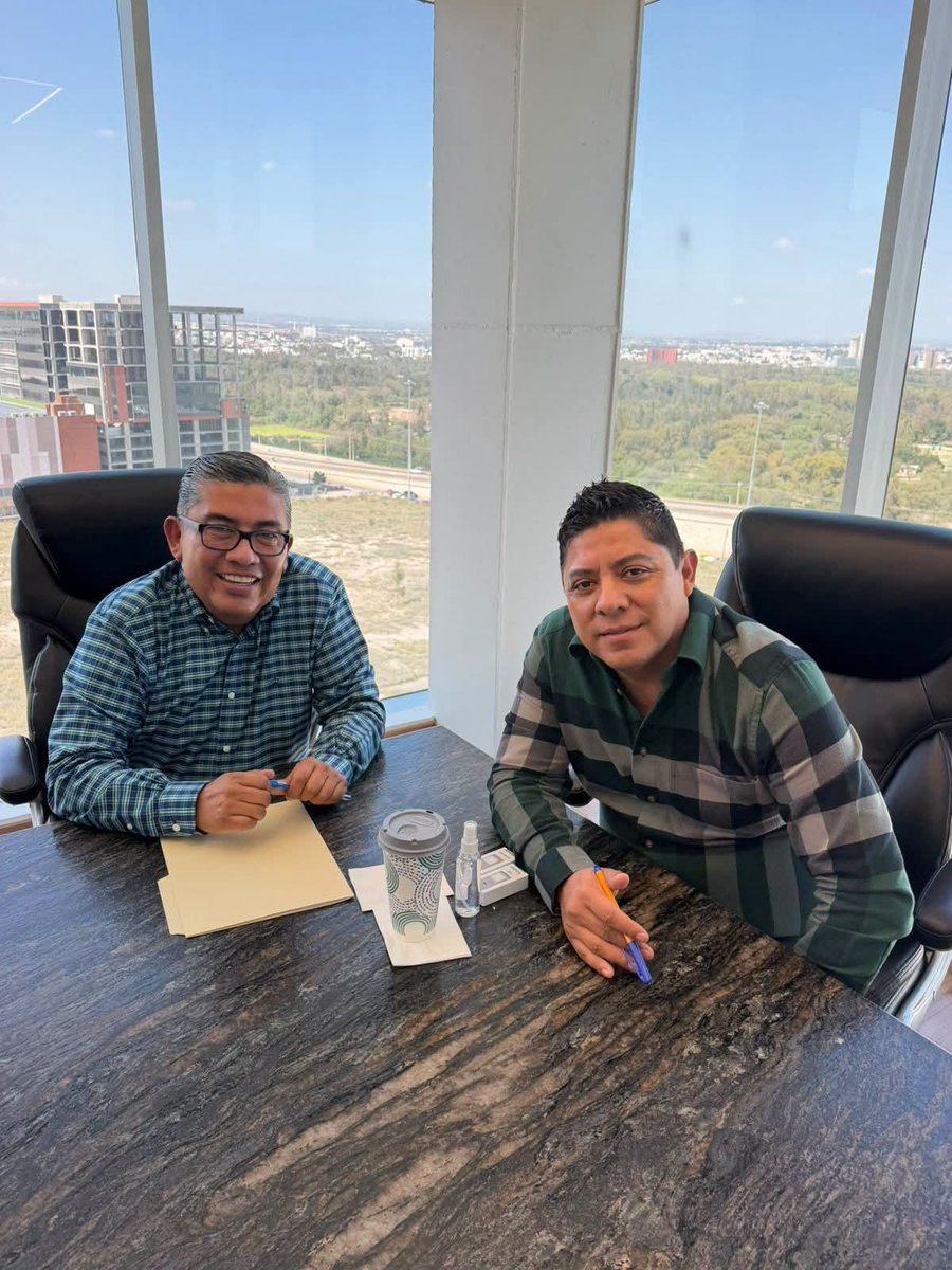 RGC_Mx's tweet photo. ¡El progreso no se detiene en mi querido Soledad! 💚

Hoy me reuní con mi amigo Juan Manuel Navarro para seguir preparando más obras y apoyos para nuestras familias soledenses. 🚧🤝

¡Soledad sigue creciendo sin límites! ✅✌️

#ElGobiernoQueCumple #slp https://t.co/Rja5ycccQZ