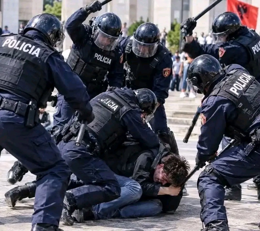 specdjeg's tweet photo. #mestudentat #protesta #albania 
🦅🦅🦅🦅🦅🦅🦅🦅🦅🦅🦅🦅
🇦🇱🇦🇱🇦🇱🇦🇱🇦🇱🇦🇱🇦🇱🇦🇱🇦🇱🇦🇱🇦🇱🇦🇱
Rinia telefonave sme ben gje mua hajde Shtetramushovic ste ben gje po te dogji cdo ministri erdhi vuri flaken edhe kryeministri O Rob Q .... Vdeksh duke vujt si djalli https://t.co/w6ZlTpuvQR