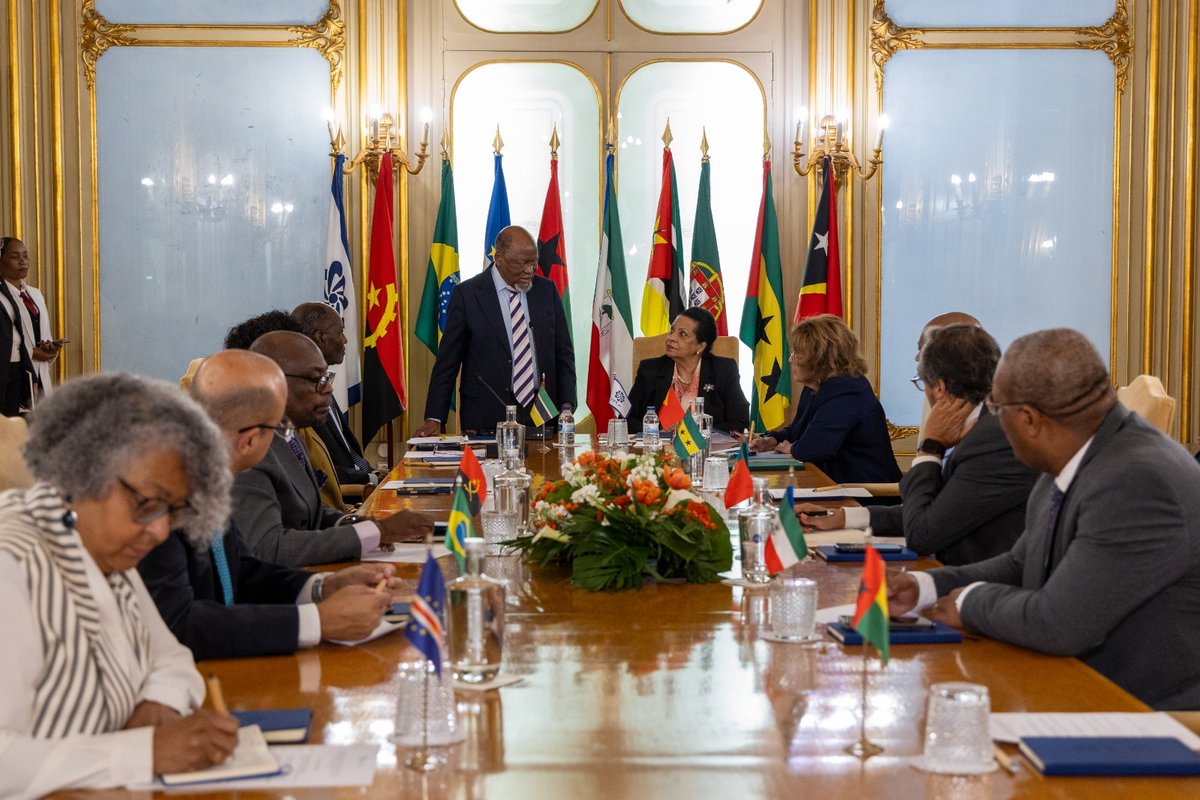 _CPLP's tweet photo. 🇲🇿 O Antigo Presidente da República de Moçambique, Joaquim Chissano, realizou uma visita à sede da Comunidade dos Países de Língua Portuguesa (CPLP), no dia 14 de outubro de 2026. 🇲🇿
🌐 Mais informação: https://t.co/494hmxpDaK
#CPLP #Moçambique #JoaquimChissano #Presidente https://t.co/yivDuW3yFx