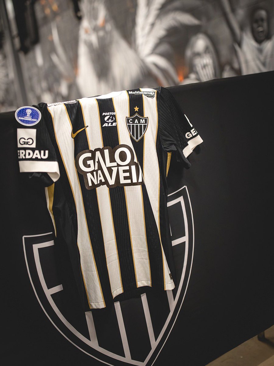 Atletico's tweet photo. 🏴🏳️ @GaloNaVeia no topo! 🐔

Hoje, a marca do GNV ocupa o espaço de patrocinador máster na nossa camisa, em homenagem a quem faz parte do maior programa de sócio-torcedor do Brasil.

A Massa sempre faz a diferença! 🖤🤍

#VamoGalo #CAMxMCT https://t.co/KT6yJZ7axd