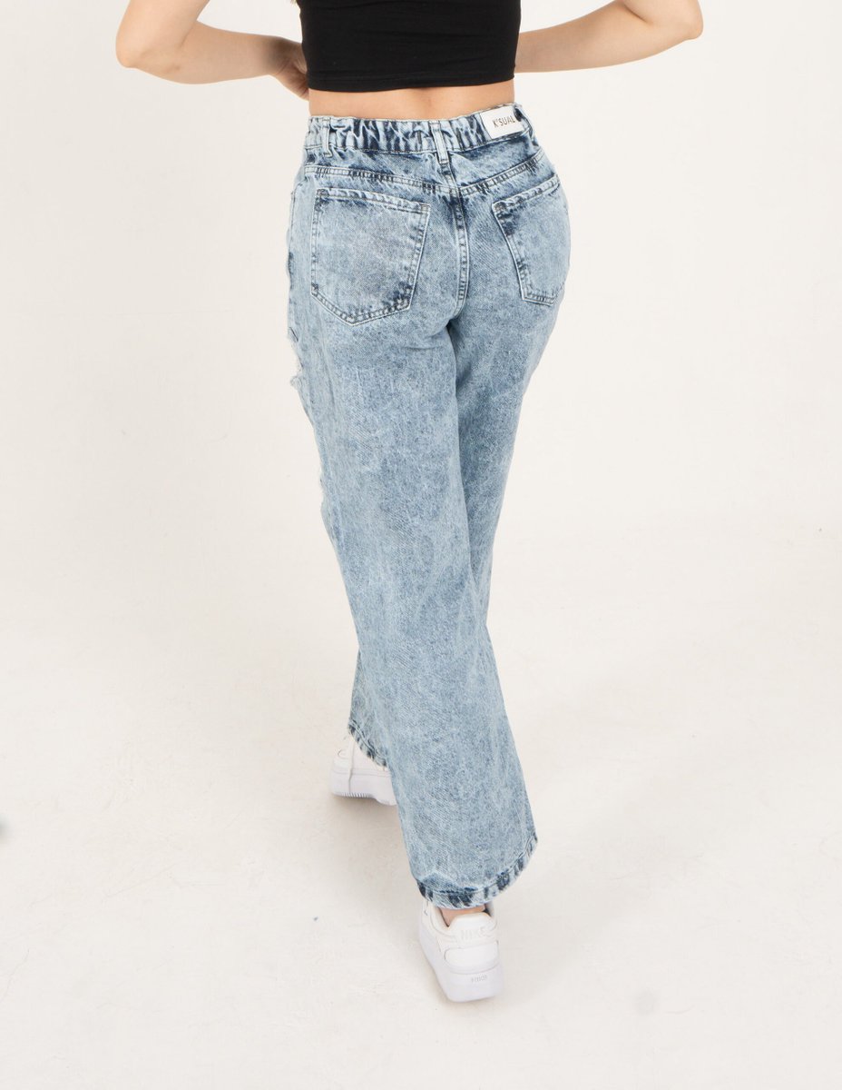 Delluulul's tweet photo. Por qué ahora a los pantalones, faldas o shorts les hacen ese resorte atrás????????????????????????? Que cosa tan ASQUEROSA. https://t.co/YARcxZ66Zb