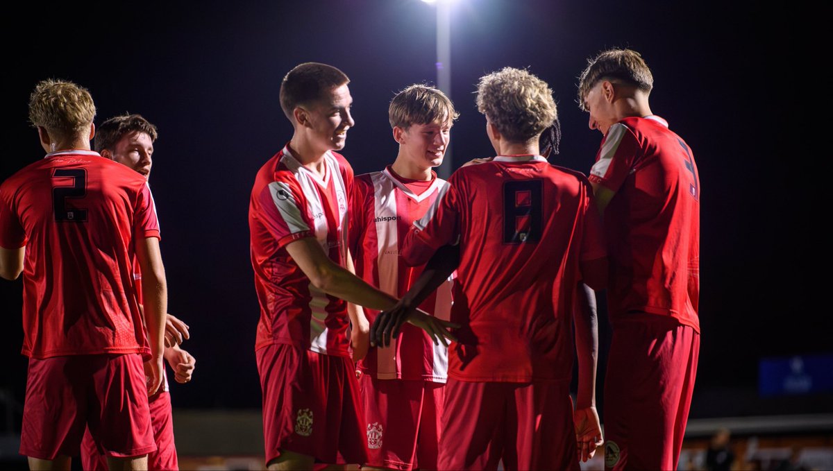 ilkestontown_fc's tweet photo. 👏 𝗬𝗢𝗨𝗡𝗚 𝗥𝗢𝗕𝗜𝗡𝗦 𝗔𝗥𝗘 𝗜𝗡 𝗧𝗛𝗘 𝗙𝗜𝗥𝗦𝗧 𝗥𝗢𝗨𝗡𝗗!

A huge congratulations to our Young Robins, who have progressed to the First Round Proper of the FA Youth Cup following a battling 1-0 victory over Hednesford Town! 

Reduced to ten men for an hour, the lads showed incredible desire, determination and togetherness to get over the line.

A fantastic achievement and a real credit to everyone involved at the club. 👏

#OneTownOneClub