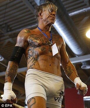 AdetunjiFelici2's tweet photo. 62 and still serving us hot 🥵 Mickey Rourke giving us a clear view of the shape his willie wonkie https://t.co/WffJLjmzc3