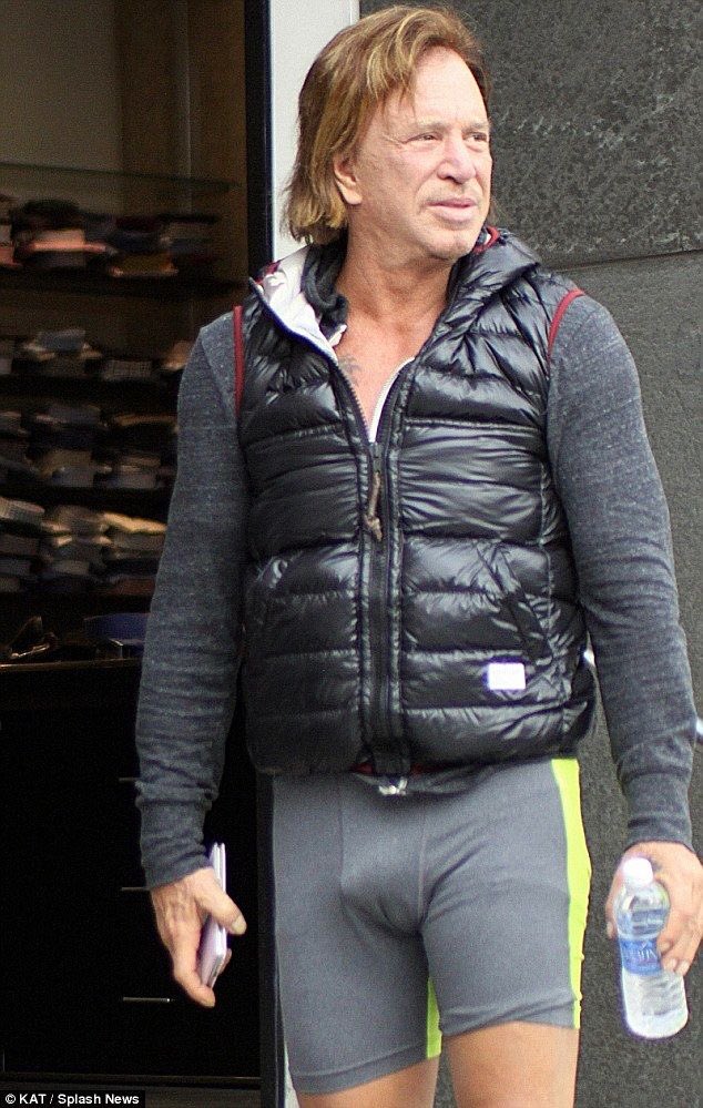 AdetunjiFelici2's tweet photo. 62 and still serving us hot 🥵 Mickey Rourke giving us a clear view of the shape his willie wonkie https://t.co/WffJLjmzc3