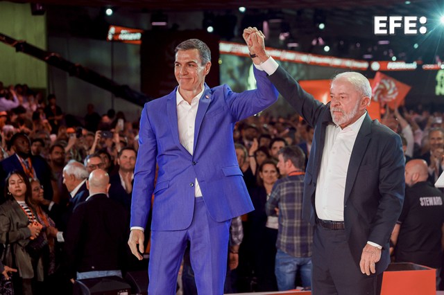 EFEnoticias's tweet photo. El presidente del Gobierno español, Pedro Sánchez, expresa su apoyo al mandatario brasileño, Luiz Inácio Lula da Silva, que el domingo 25 de octubre se medirá en segunda vuelta de las elecciones en Brasil.
https://t.co/KVa3U0gRBU https://t.co/pLkG1CBGiV