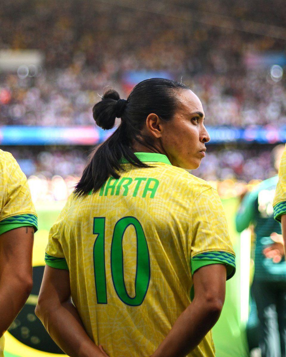 mundopelotanet's tweet photo. 👀🇧🇷 Arthur Elías, DT de la Selección Femenina de Brasil, sobre si Marta estará en el Mundial Femenino 2027:

"Ella tiene un plan, muy especial, de estar en la Copa del Mundo por mérito propio, como lo ha hecho toda su vida. Siempre ha estado en la Selección por lo que es como futbolista y por el momento que atraviesa.

No sé si otros entrenadores que pasaron por aquí convocaron a Marta sin que estuviera en su mejor momento, o no exactamente en su mejor momento, pero sí estando mejor que otras. Será elegida o no simplemente por lo que hace y ella está de acuerdo. Es lo que siempre hacemos aquí.

Creo que este es un año muy importante para ella, para que consiga aprovechar el próximo año de la mejor manera con su preparación, con su pretemporada, y ahorrar un poco de energía para todo ese peso que le imponen, el cual soporta porque es increíble. Ella es diferente en todo. La quiero enfocada en la Copa, preparada, más ligera, disfrutando y siendo quien es".

La leyenda de 40 años no estuvo en la convocatoria de esta última Fecha FIFA con La Verdeamarela.