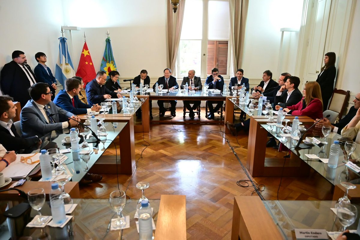 AlexisGuerrera's tweet photo. 🇦🇷🇨🇳 | Junto a legisladores de todos los bloques y funcionarios del Ejecutivo bonaerense, recibimos en @HCDiputadosBA a representantes de la provincia de Hunan, China, para establecer un marco de cooperación institucional.

Analizamos posibles vías de intercambio comercial, dentro del marco de lo que consideramos que debe ser una diplomacia estratégica, centrada en el desarrollo de nuestros pueblos.