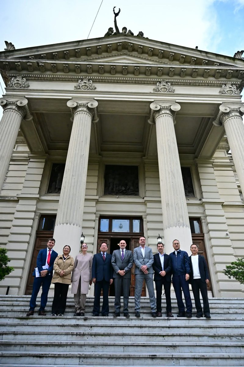 AlexisGuerrera's tweet photo. 🇦🇷🇨🇳 | Junto a legisladores de todos los bloques y funcionarios del Ejecutivo bonaerense, recibimos en @HCDiputadosBA a representantes de la provincia de Hunan, China, para establecer un marco de cooperación institucional.

Analizamos posibles vías de intercambio comercial, dentro del marco de lo que consideramos que debe ser una diplomacia estratégica, centrada en el desarrollo de nuestros pueblos.