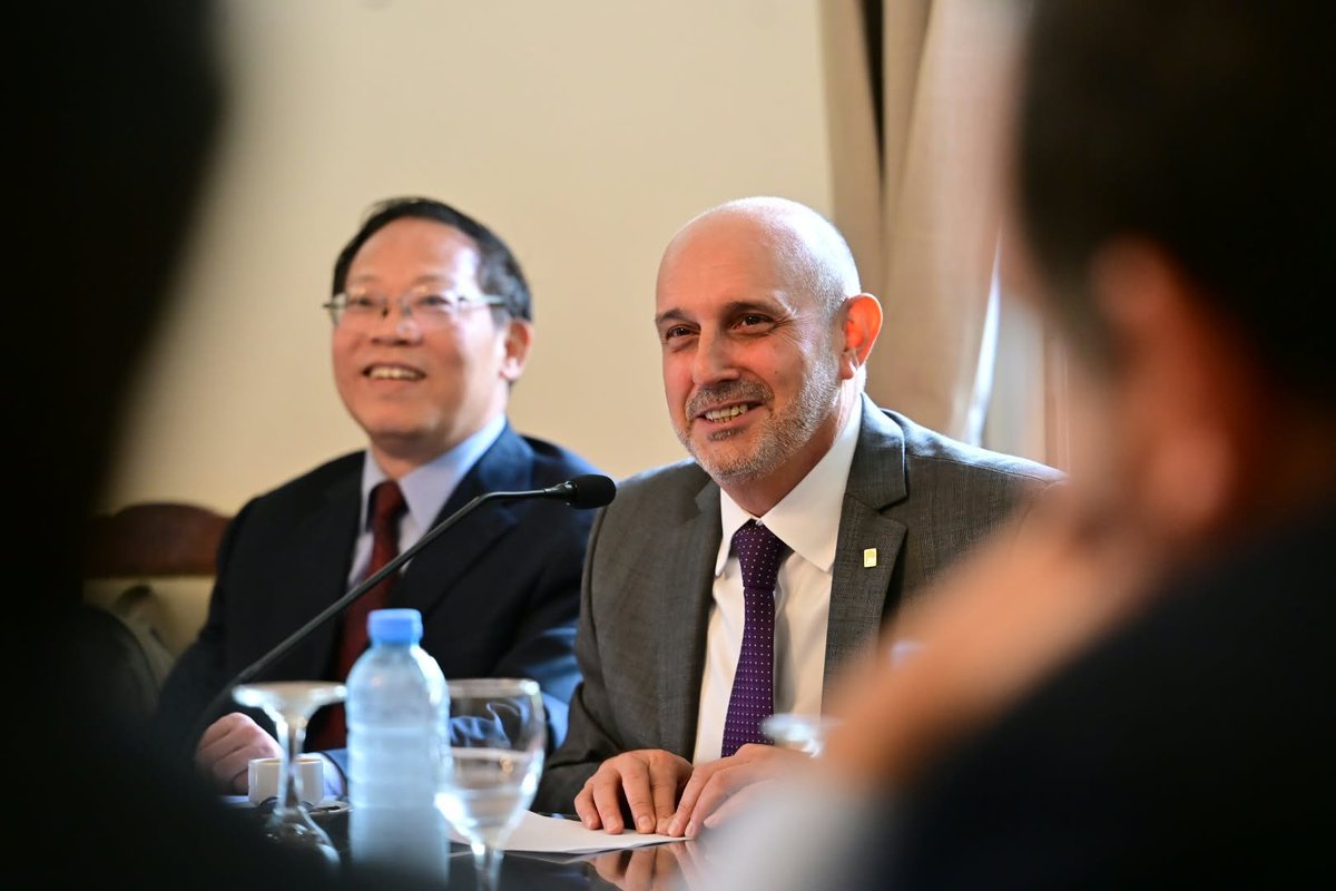 AlexisGuerrera's tweet photo. 🇦🇷🇨🇳 | Junto a legisladores de todos los bloques y funcionarios del Ejecutivo bonaerense, recibimos en @HCDiputadosBA a representantes de la provincia de Hunan, China, para establecer un marco de cooperación institucional.

Analizamos posibles vías de intercambio comercial, dentro del marco de lo que consideramos que debe ser una diplomacia estratégica, centrada en el desarrollo de nuestros pueblos.