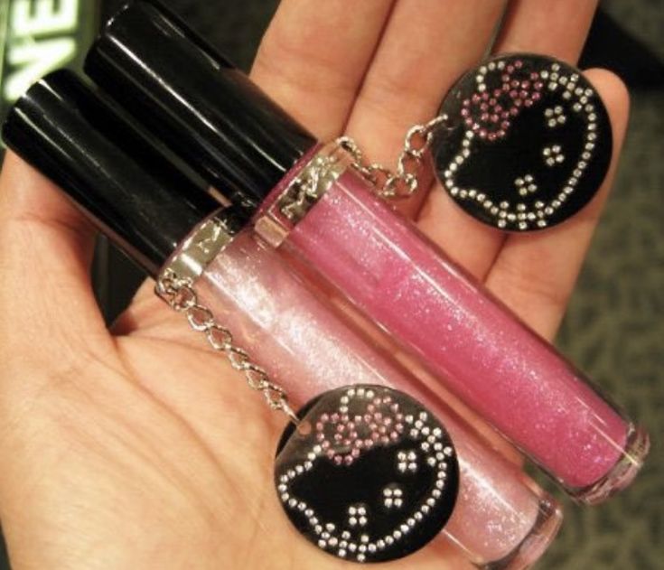 y2kgyarubarbie's tweet photo. I dream of having the Hello Kitty x MAC Cosmetics lip glosses https://t.co/lQ4KG3cco9