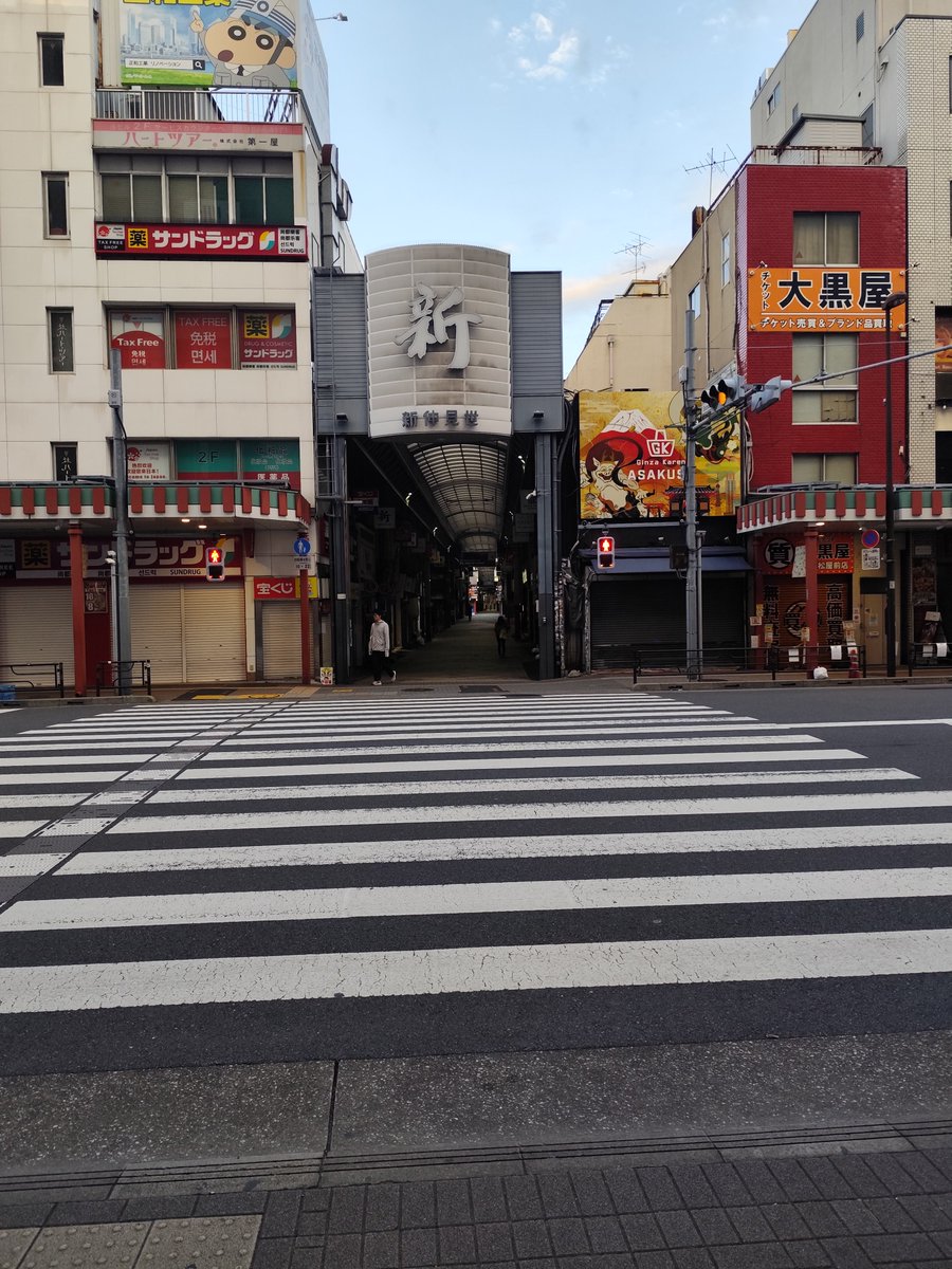 Twisted87707829's tweet photo. 朝6時の浅草新仲見世入口。異世界の入口に見える。

＃浅草 https://t.co/Y4ouWSYebg