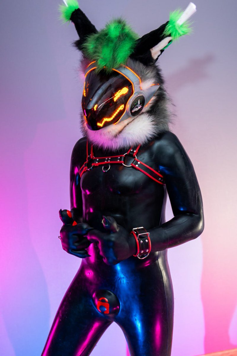 __apple_jelly__'s tweet photo. #latex #latexdrone #protogen
a few mischiefs before going to bed https://t.co/9yK2GCMgB3