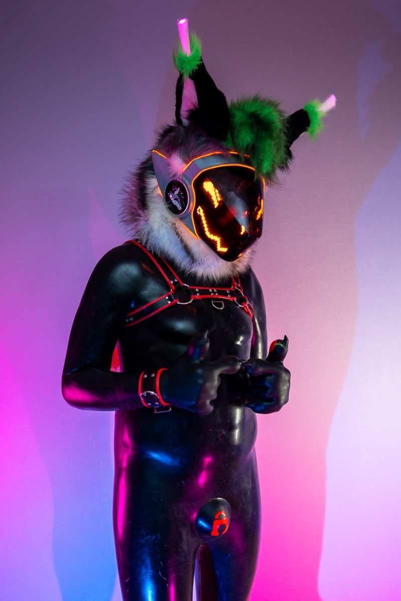 __apple_jelly__'s tweet photo. #latex #latexdrone #protogen
a few mischiefs before going to bed https://t.co/9yK2GCMgB3