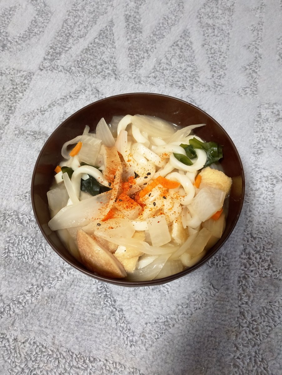 sd65ban79's tweet photo. 朝　いつもの　うどん　たまねぎ　わかめ　にんじん　小揚げ　さつま揚げ　だいこん　七味唐辛子 https://t.co/jqbyXQoCAH