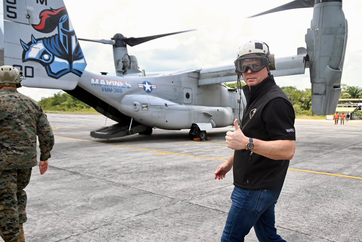 USAmbPeru's tweet photo. Hoy sobrevolamos Iquitos con @Southcom Gen. Donovan, @MindefPeru y @ccffaa_peru. Tres puntos base:
1. Los narcos operan entre países. Que sepan que trabajamos JUNTOS.
2. En Loreto, en el VRAEM y en todo Perú SOLO debe mandar el Perú. Nadie quiere zonas capturadas por grupos diabólicos.
3. EE. UU. está listo para apoyar al Perú.
¡Tengan cuidado, criminales!