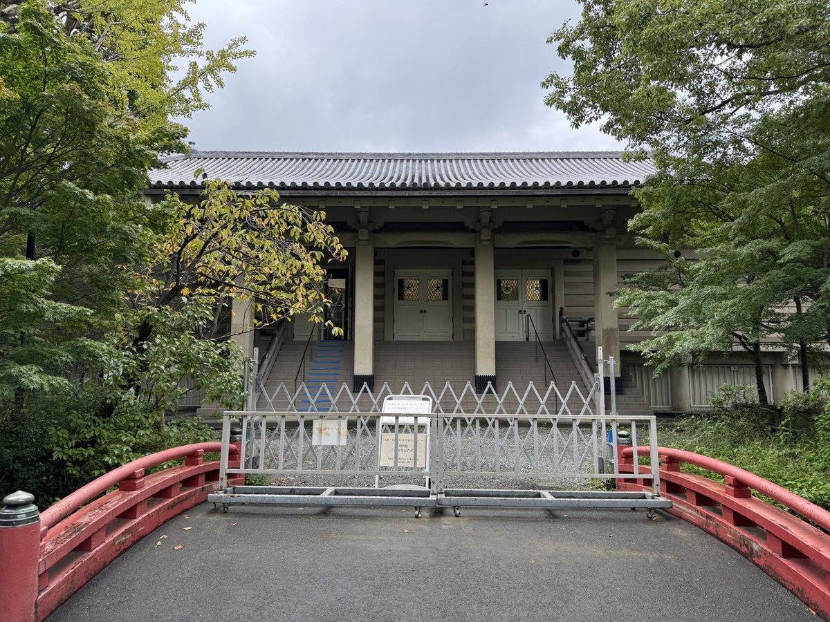 baskosanasana's tweet photo. 鎌倉・鶴岡八幡宮境内
🏳️白旗神社⛩️

源頼朝、実朝を祀る白旗神社

頼朝は戦上手？で勝運

実朝は和歌が好みで学業成就

勝運学業のご利益があります

黒漆の社殿
八幡宮では珍しい色の黒

境内でも静かなエリア
秋には紅葉も🍁🍂

バスコさんもお気に入り🤩

10月23日から鎌倉国宝館も開館します https://t.co/tk8m0958wM