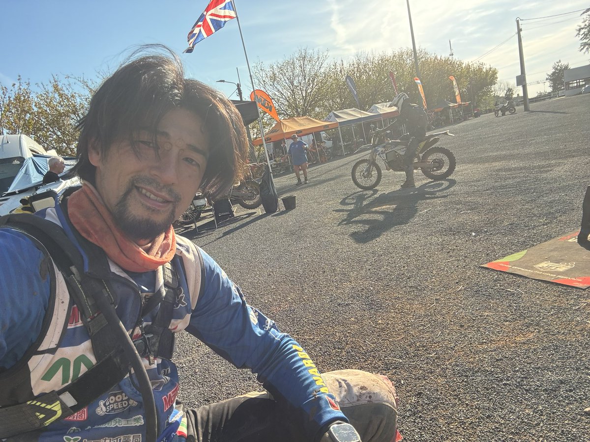 FujiwaraShinya1's tweet photo. 『6DAYS® FIM Enduro of Nations 2026』

DAY3フィニッシュ
やばいぐらい疲れたのでもう寝ます
これぞ6DAYSかって心底思わされるタフネスさ😭埃吸いすぎて喉が、、、身体もバキバキ、、、暑さで身体の熱がすごい💦寝ます。明日も頑張ります！ https://t.co/FepQ33LfUV