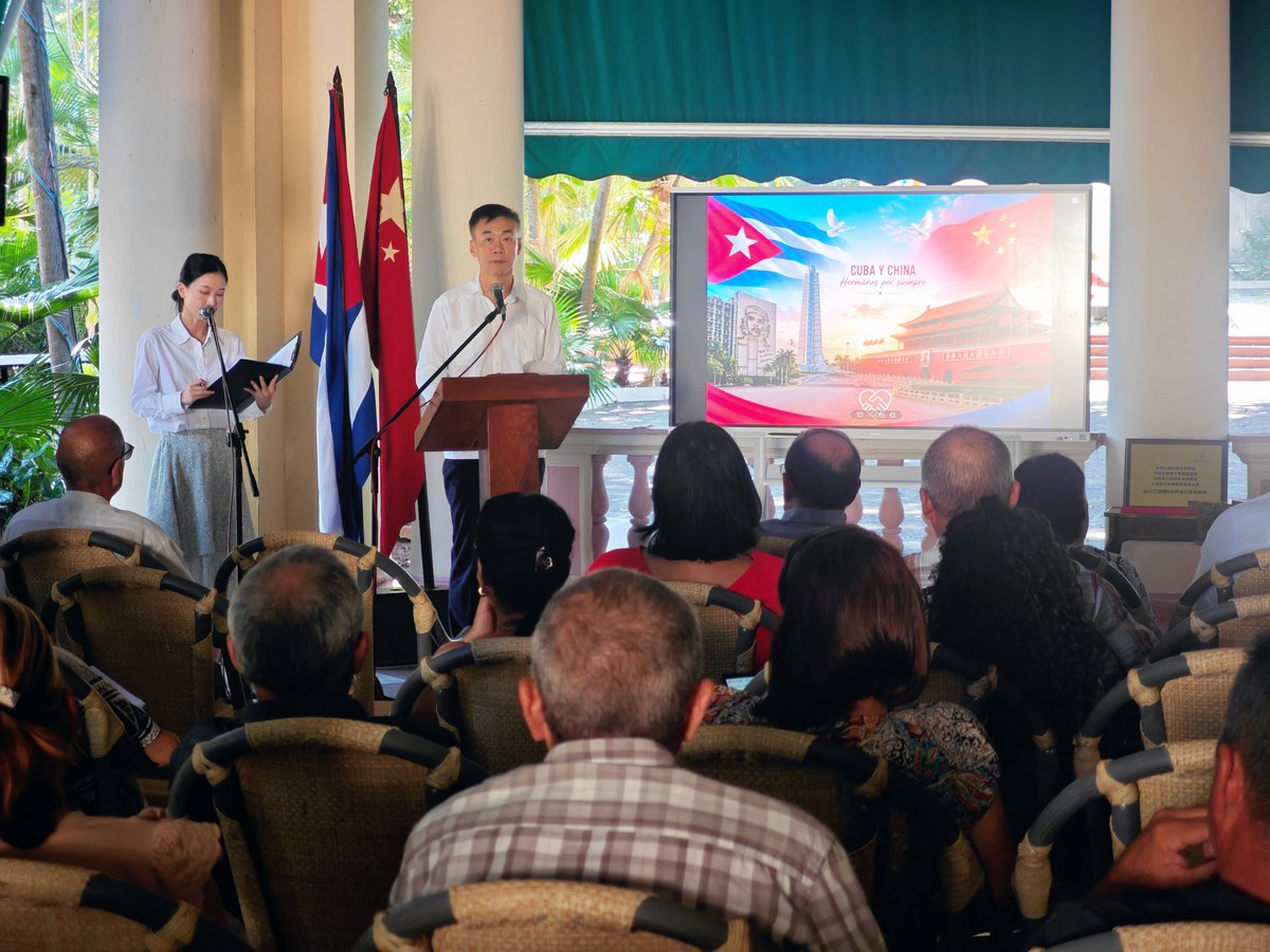 EmbHuaXin's tweet photo. Las ruedas siguen girando hacia adelante, y la amistad entre China y Cuba se renueva con el tiempo. Hoy se entregan 80.000 unidades de piezas para bicicletas. China siempre apoya con hechos concretos al pueblo cubano en la lucha contra el bloqueo. https://t.co/L1EiBQkhqY