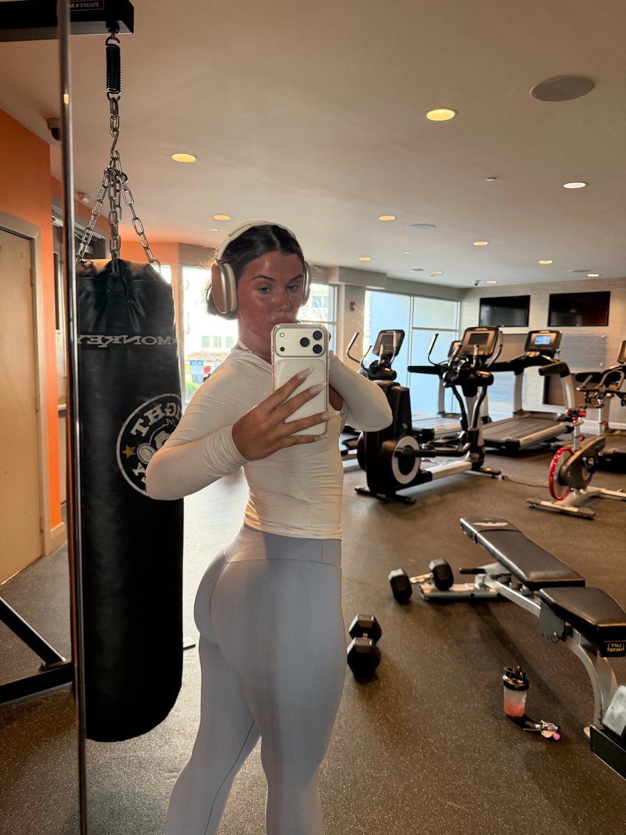 hannahsimmsxo's tweet photo. come workout with me🥱 https://t.co/MATorYi1Lz