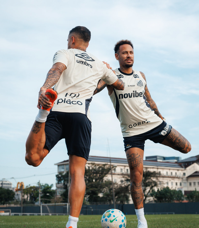 caetanosantista's tweet photo. 🤯 Cuca fez um teste tático nesse treino que teve a escalação: 

Diógenes, Rodinei, Lucas Veríssimo, Luan Peres e Barreal; Gustavinho, Gabriel Bontempo, Neymar; Everton Cebolinha, Coutinho e Gabigol.

🗞️ @lucas_musetti https://t.co/LHOJcUdW0F