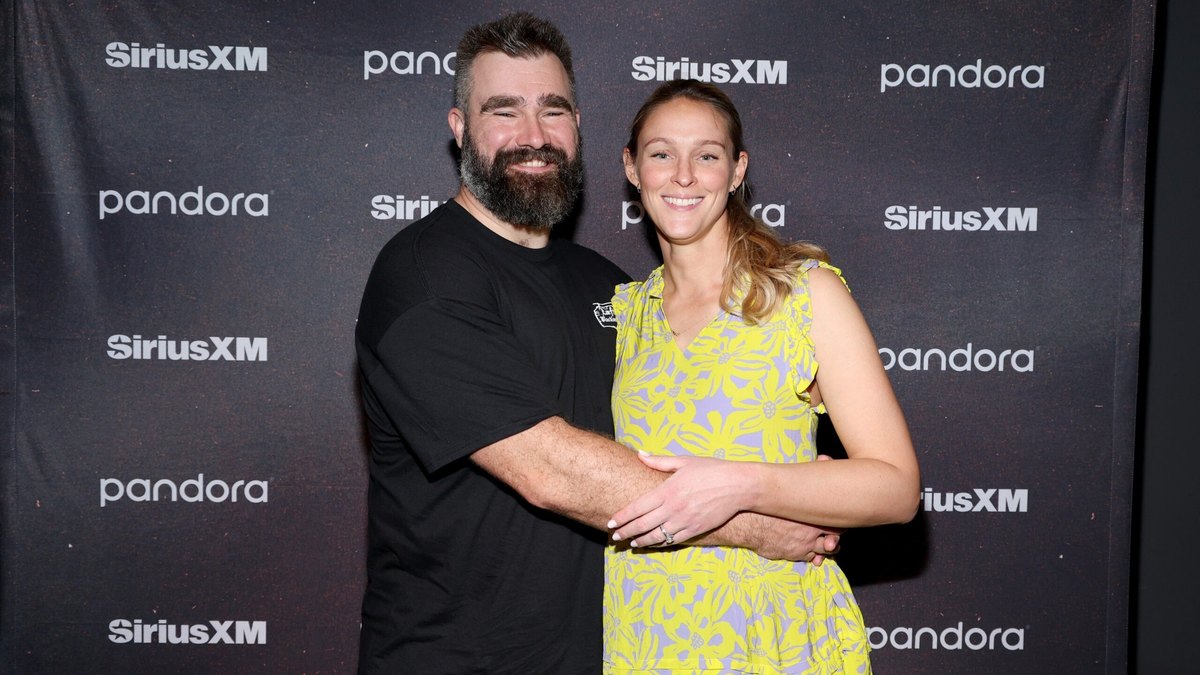 LCRealGroup's tweet photo. Kylie Kelce Reveals Why She and Jason Refuse To Have a Live-In Nanny at Their Family Home dlvr.​it/TVwDDp #CelebrityRealEstate #CelebrityHomes #PhiladelphiaEagles #Video https://t.co/7dja6g325x