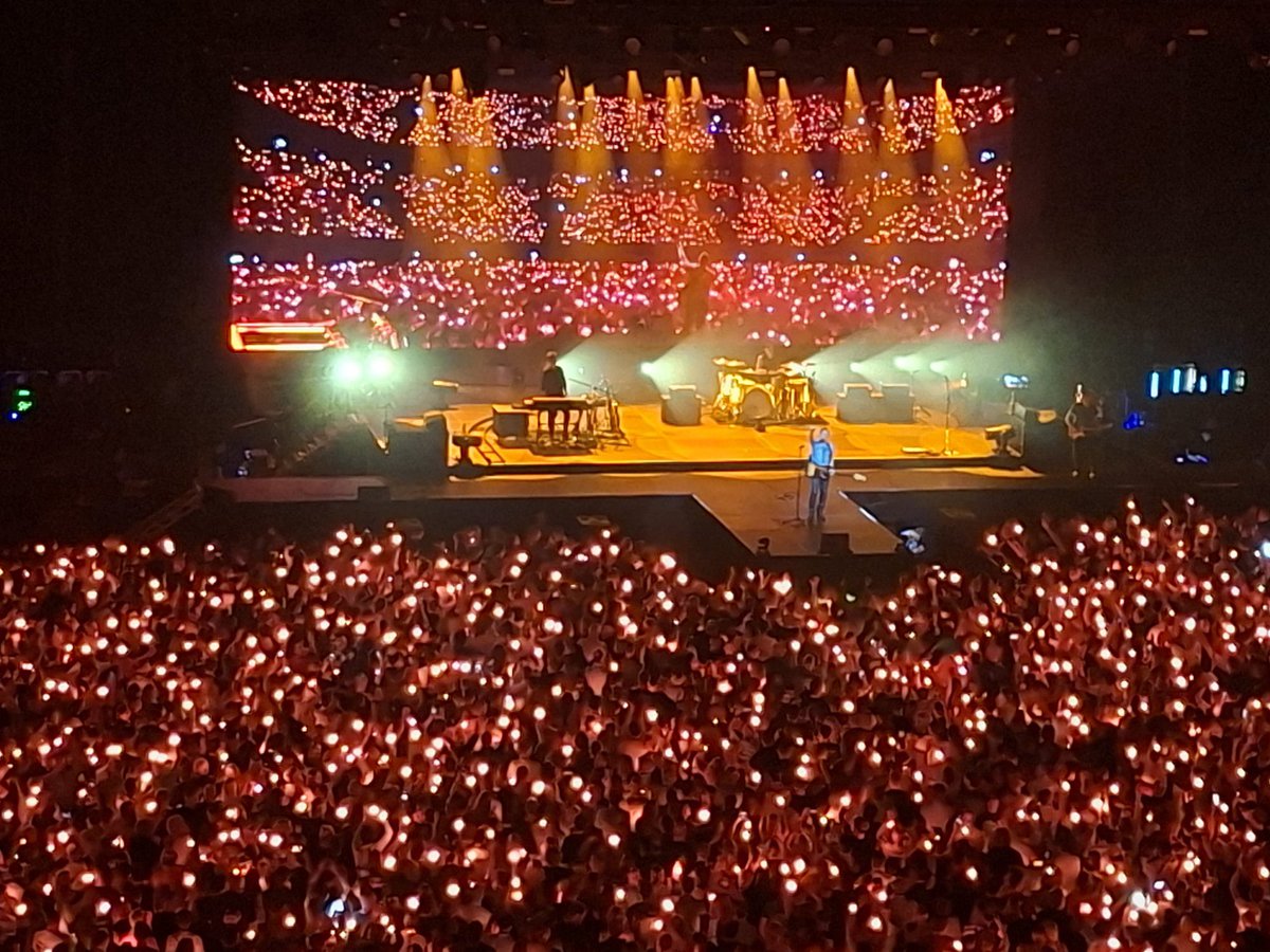 Arnaud138's tweet photo. Bryan Adams terug in Nederland! Jeugdsentiment! #bryanAdams #Rollwiththepunches #ZiggoDome https://t.co/GdMToUQLEG