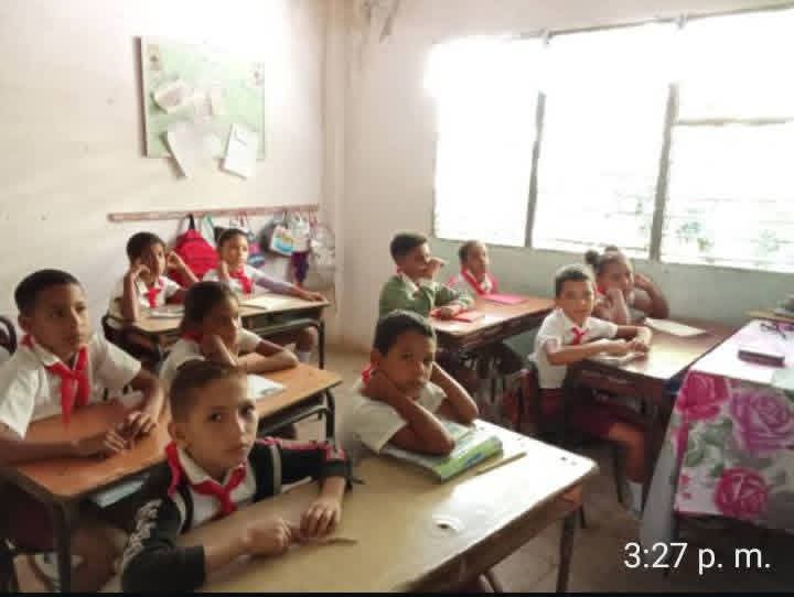 RaulSamon's tweet photo. En lo más intrincado de la Sierra Maestra en #SantiagoDeCuba está la luz de la educación, Gracias educadores, #CubaMined @dpestgo https://t.co/ADPZqMvjhx