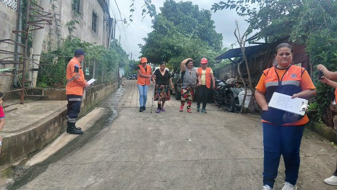 PlenoInfoSV's tweet photo. 🚨 El #SimulacroNacional 2026 reunió a instituciones públicas y a la BINAES para comprobar planes de emergencia y fortalecer la capacidad de respuesta coordinada del Sistema Nacional de Protección Civil ante sismos. https://t.co/ucxVERvLP0