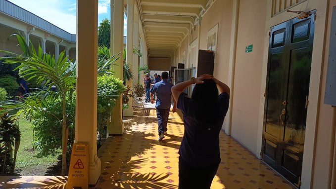 PlenoInfoSV's tweet photo. 🚨 El #SimulacroNacional 2026 reunió a instituciones públicas y a la BINAES para comprobar planes de emergencia y fortalecer la capacidad de respuesta coordinada del Sistema Nacional de Protección Civil ante sismos. https://t.co/ucxVERvLP0