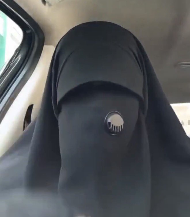 oil0l00's tweet photo. اذا النقاب مايكتم زي مايحاولون يوهمونكم ليه كل شوي طالعين بنقاب تنفس؟ ونقاب تهويه ونقاب مدري ايش حتى الاكل يعرقله راحو سوو نقاب اكل؟ هذا اكبر دليل ان النقاب يمنع اساسيات الحياه التنفس والاكل! حق اي انسان طبيعي 
#٢٠٣٠_بلا_نقاب15 https://t.co/1ibFjVnuzH