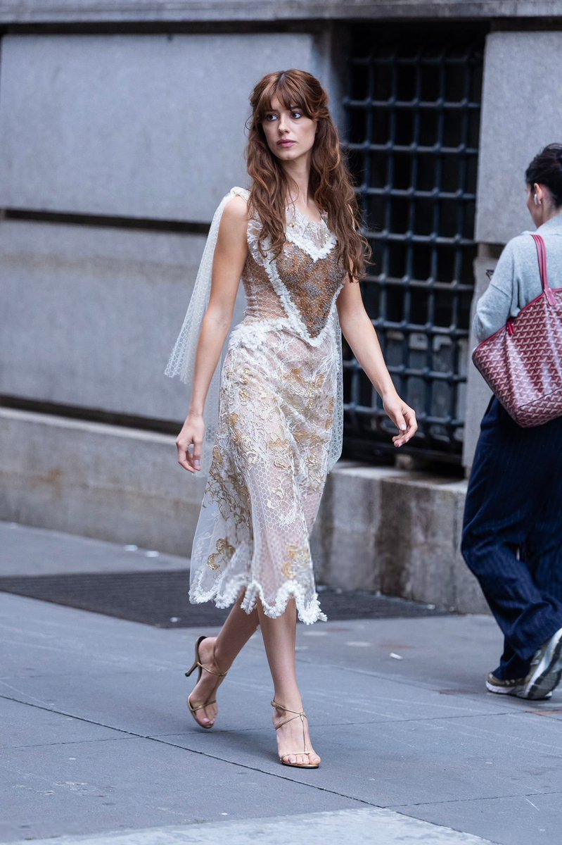 daisyejsource's tweet photo. Daisy Edgar-Jones in NYC earlier today! https://t.co/kd5QT5jHYQ