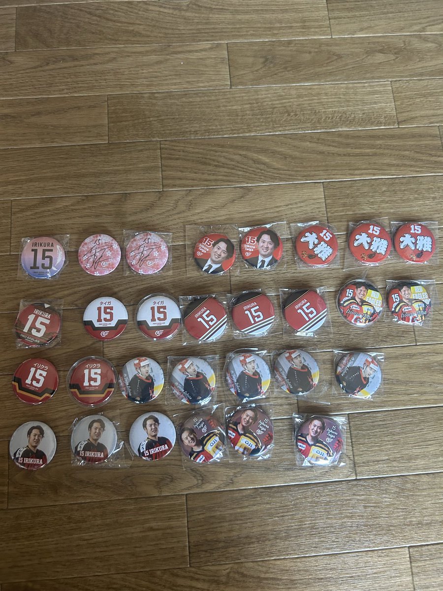 _nagisa_19_'s tweet photo. 欲しい方にお譲りします🎁

求:1️⃣9️⃣💚　or定価
譲:写真のもの

⚠️なーの缶バは無償でお譲りします

お気軽にご連絡ください🌱
#レッドイーグルス北海道 https://t.co/8wDNw0ztBr