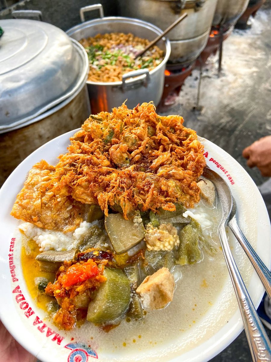 navisiy's tweet photo. makan apapun kalau kita selalu bersyukur pasti enak, nikmati aja yang penting https://t.co/1AFWXorEXU