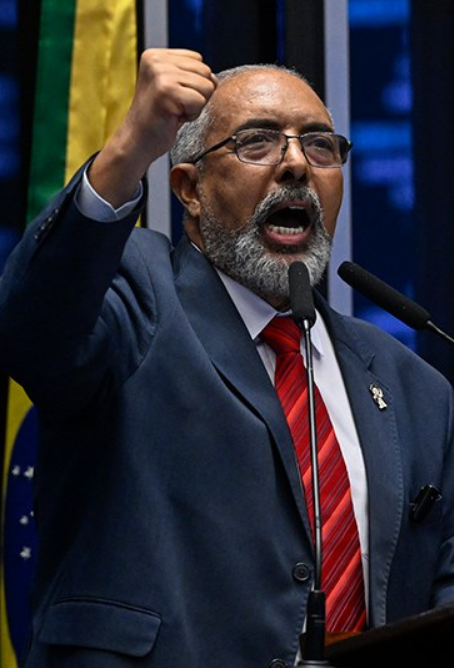 SiteJamesons's tweet photo. Acho essa imagem extremamente simbólica.

De um lado, o senador Paulo Paim, aos 76 anos, prestes a encerrar sua trajetória no Senado, e que há anos luta pelo Fim da escala 6x1.

Do outro, Rick Azevedo e Erika Hilton, representantes de uma nova geração de lideranças políticas que utilizaram a força das redes sociais para mobilizar milhões de brasileiros e transformar um sonho em realidade.

Três políticos pretos que, cada um à sua maneira, ajudaram a mudar a história do Brasil pra melhor ❤️