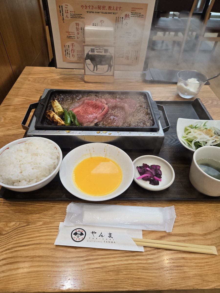 gtmjaptt's tweet photo. 成田T1やんま　肉が生姜焼きくらい厚い気がする　　

切れないのでナイフ借りました
もう当分来ないだろうな https://t.co/3kfHaqdvZI