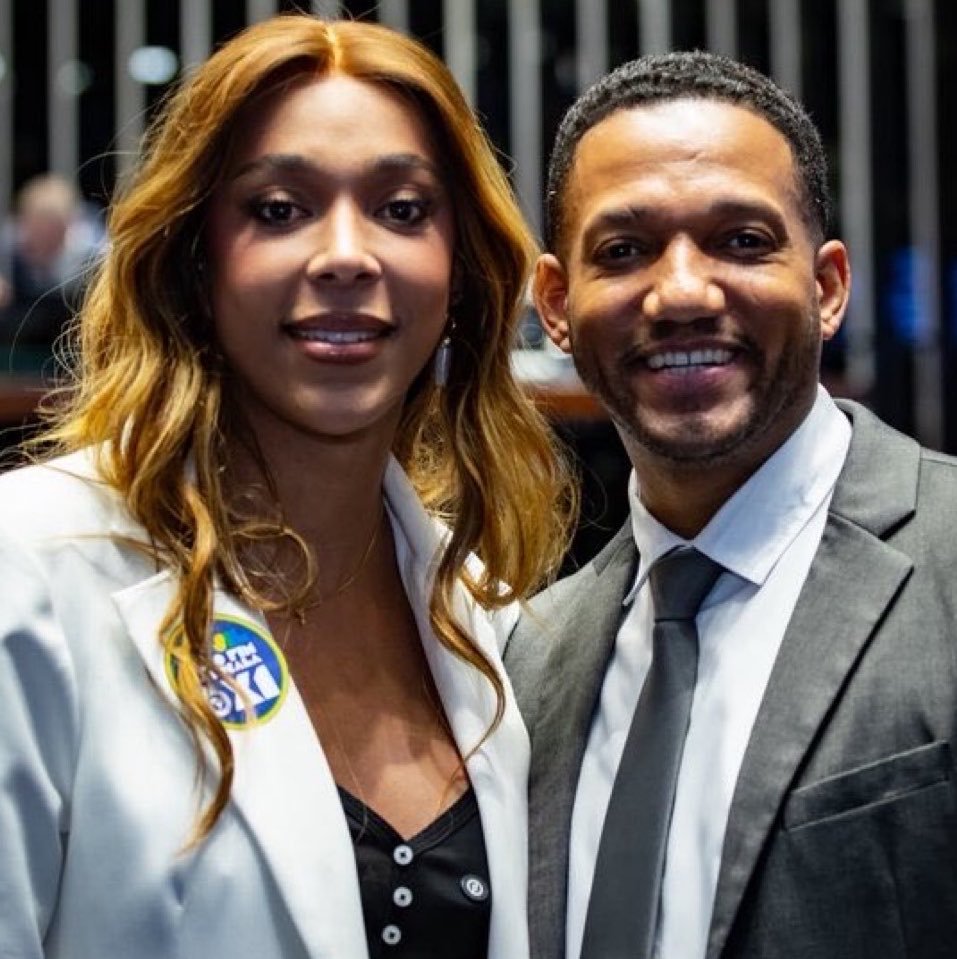 chartmatue's tweet photo. no país que mais mata LGBT no mundo, o fim da jornada escravocrata 6x1 se deu graças à luta e persistência de um homem gay e uma mulher trans.

@rickazzevedo e @ErikakHilton, vocês estarão nos livros de história! ✊🏻❤️ https://t.co/0R8vZ2ECUG