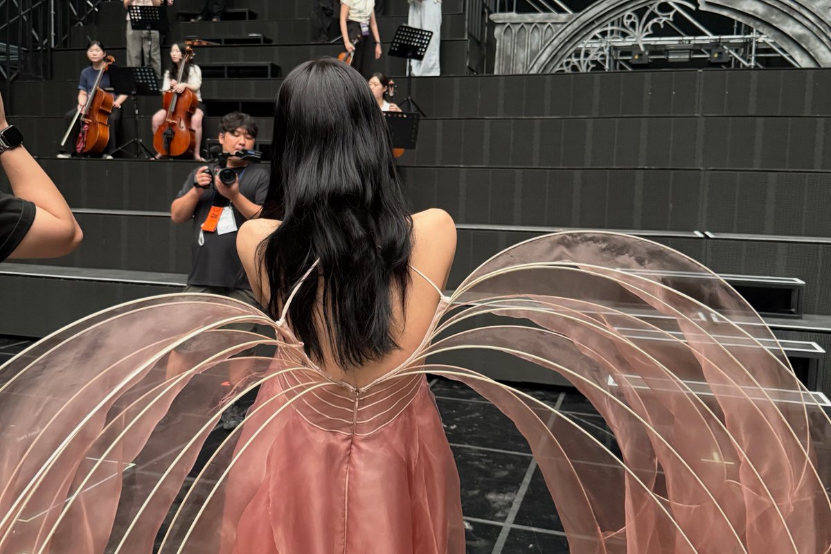 ningnignn's tweet photo. Mid-transformation and feeling pretty good about it. Little by little, the wings came together. I'm so happy with how they look. https://t.co/0rEZ7iPLoI