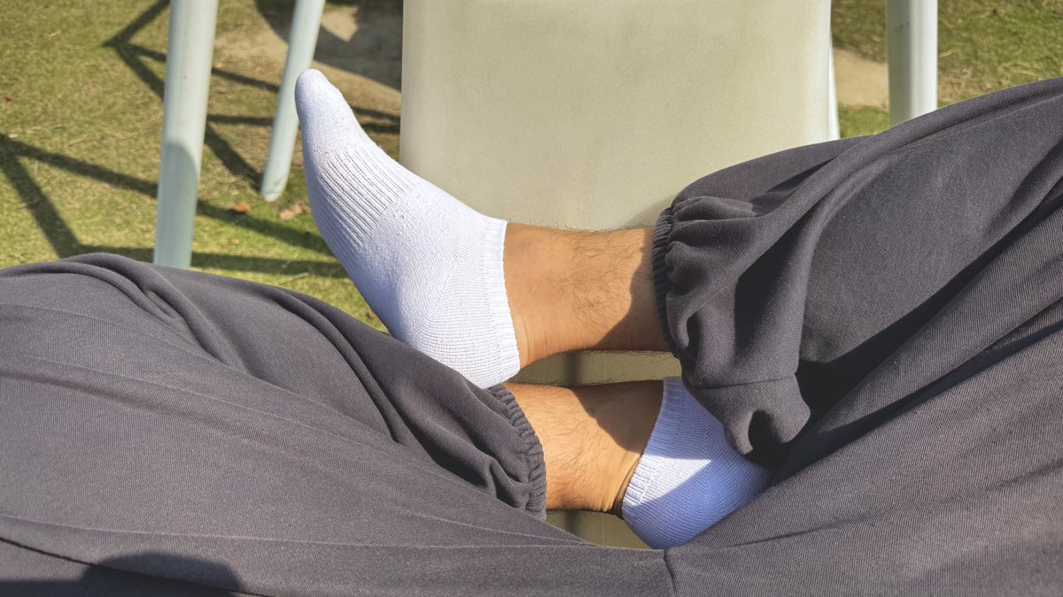 arsen_ph's tweet photo. 嘉兴的中央公园蛮舒服的，随便发发🤗

#gay #光脚 #大脚 #男生日常 #BigFeet #袜控 #大脚男生 #足控 #MaleFeet #MaleSoles #MaleFeet #HairyLegs #GayMaleFeet #big49 https://t.co/h8f5rG1ncX