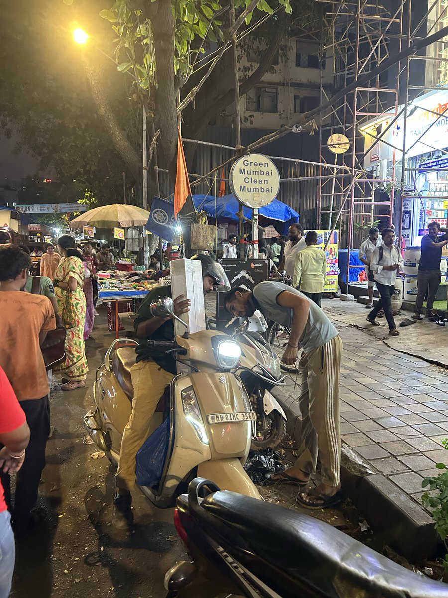 SugamKulkarni's tweet photo. @mybmc @mybmcWardPS Footpath तर सोडाच इथे तर रस्त्यावर ठाण मांडुन बसलेत. अनेक तक्रारी करुन काहीही ��पयोग . उगाच हे सगळे पोस्ट करु नका. स्थळ आरे रोड, गोरेगाव पुर्व. प्रीतम हॉटेल समोर व बाहेर . @mybmcWardPS @AshwiniBhide @mybmcSWM @MumbaiPolice https://t.co/hB8I6qsQUY