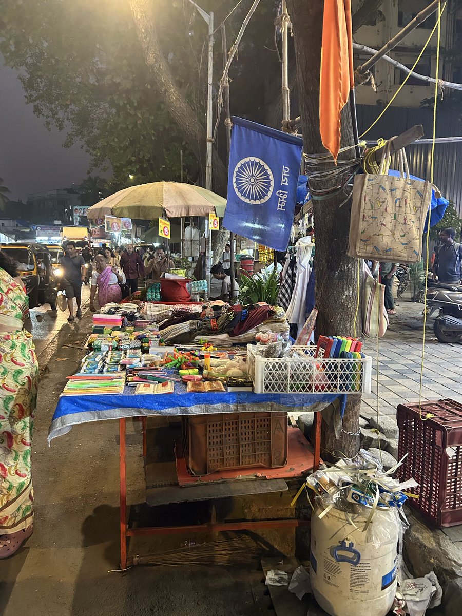 SugamKulkarni's tweet photo. @mybmc @mybmcWardPS Footpath तर सोडाच इथे तर रस्त्यावर ठाण मांडुन बसलेत. अनेक तक्रारी करुन काहीही ��पयोग . उगाच हे सगळे पोस्ट करु नका. स्थळ आरे रोड, गोरेगाव पुर्व. प्रीतम हॉटेल समोर व बाहेर . @mybmcWardPS @AshwiniBhide @mybmcSWM @MumbaiPolice https://t.co/hB8I6qsQUY