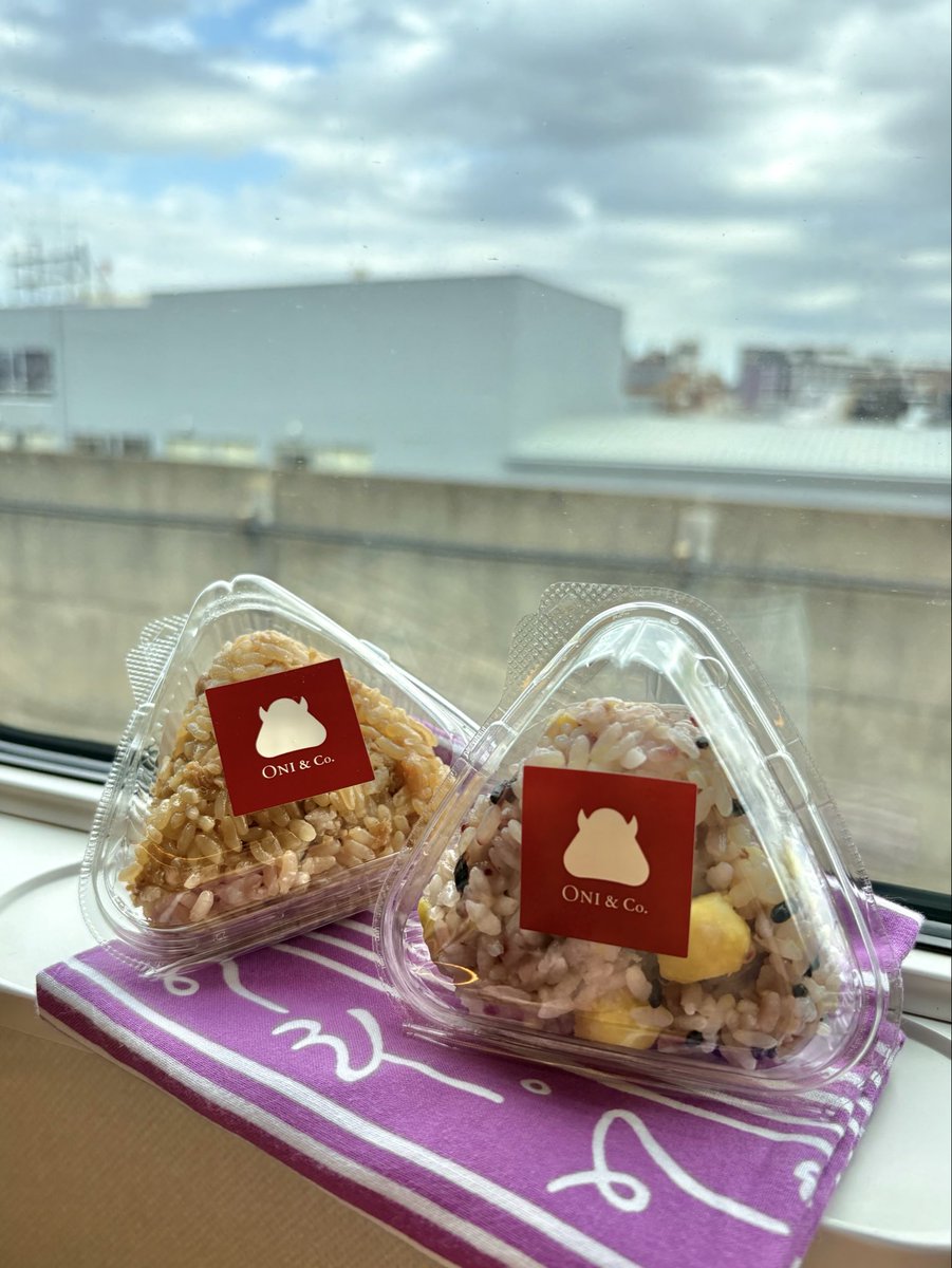 apricot0914's tweet photo. ソーゾーシーツアー2026 仙台へ🚅✨
みね子師匠の握ってくれたおにぎり…ではないけれど、みねTを着ておにぎり食べながら新幹線に乗っているだけで、気持ちはワクワク☺️
今日は吉笑師匠、新ネタかな…✨？
夜の公演まで、仙台着いたら何食べよ😋 https://t.co/5qrUhYv8w2