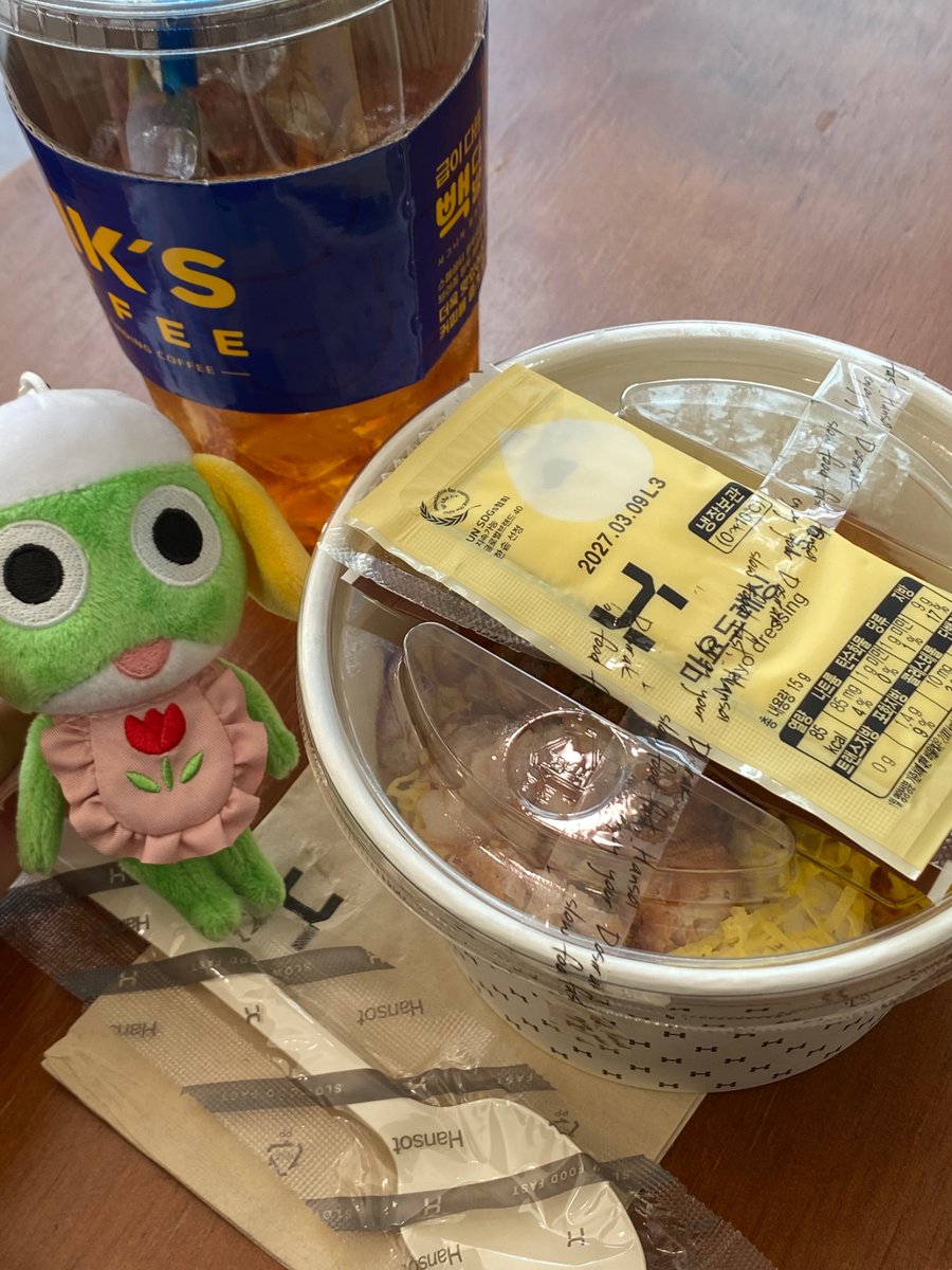 u6ekx7's tweet photo. 전 오늘 사실 
개구리를 토벌하러 갔어여..
그리고 바보개구리가 밥도 찵여줌 https://t.co/3FfGCGOwAt