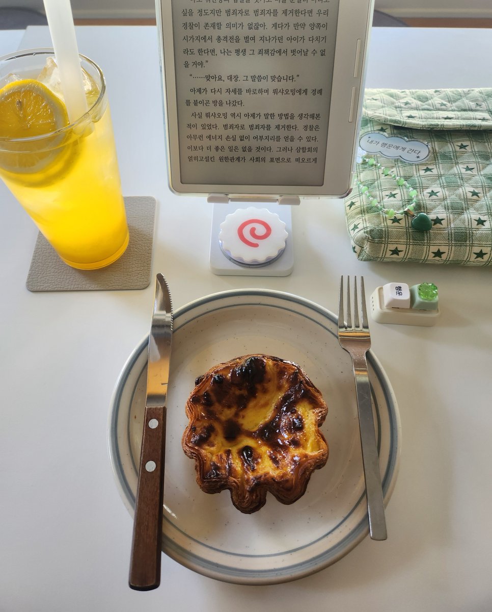 Readdang's tweet photo. 정원이 있는 카페에서 책 읽기란...⋆｡˚⋆｡˚ https://t.co/OxWTUNTJc5