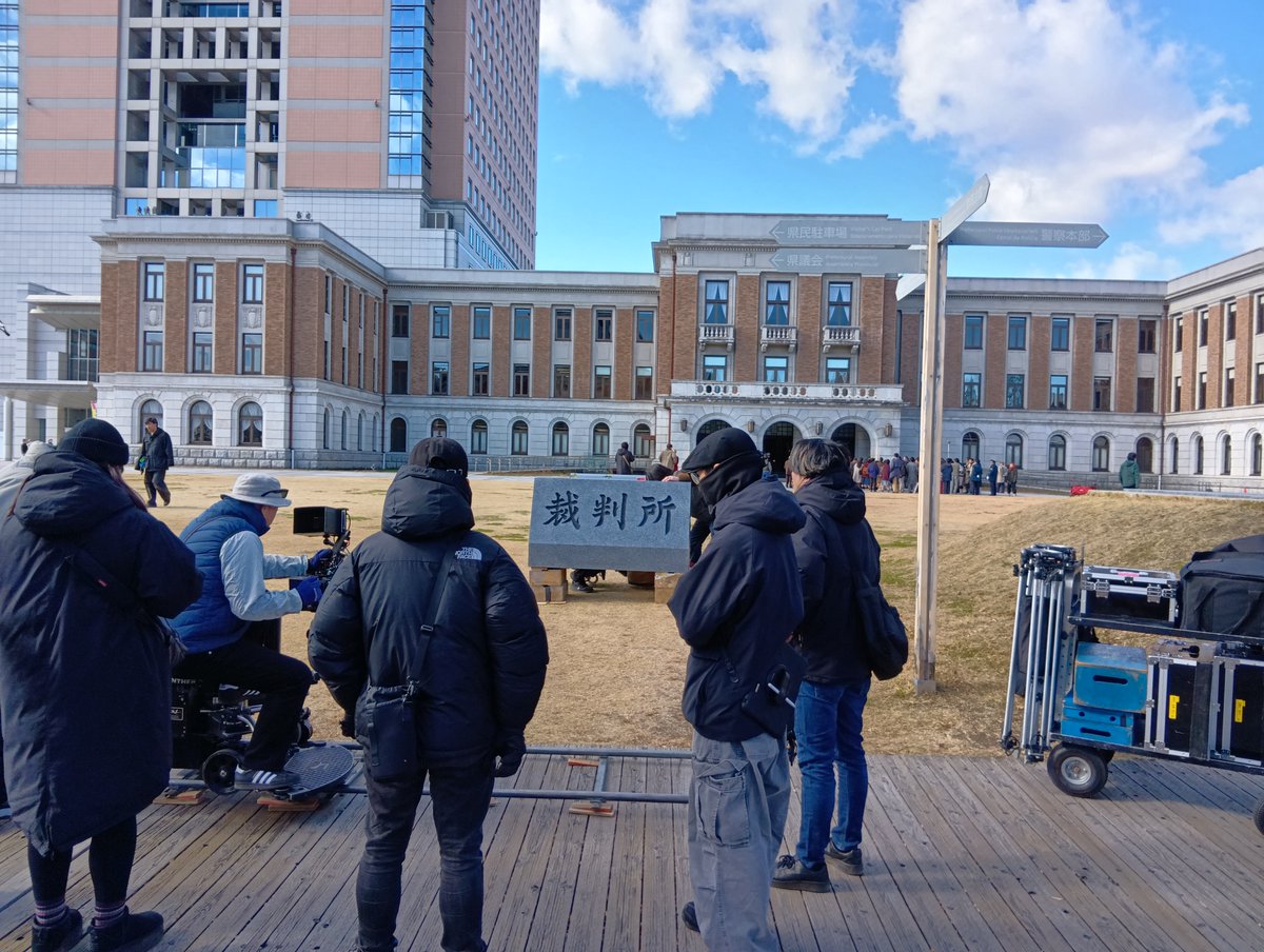gunma_fc11's tweet photo. 🎥映画『#ファーストボイス』
ロケ地情報①
#綾瀬はるか

昭和庁舎が地方裁判所設定で登場しております！

撮影は12月。寒い中、早朝から多くのボランティアエキストラの方にご参加頂き、感動的なシーンが撮影されました！

#群馬県 #ぐんまフィルムコミッション https://t.co/X2HD9GUglG