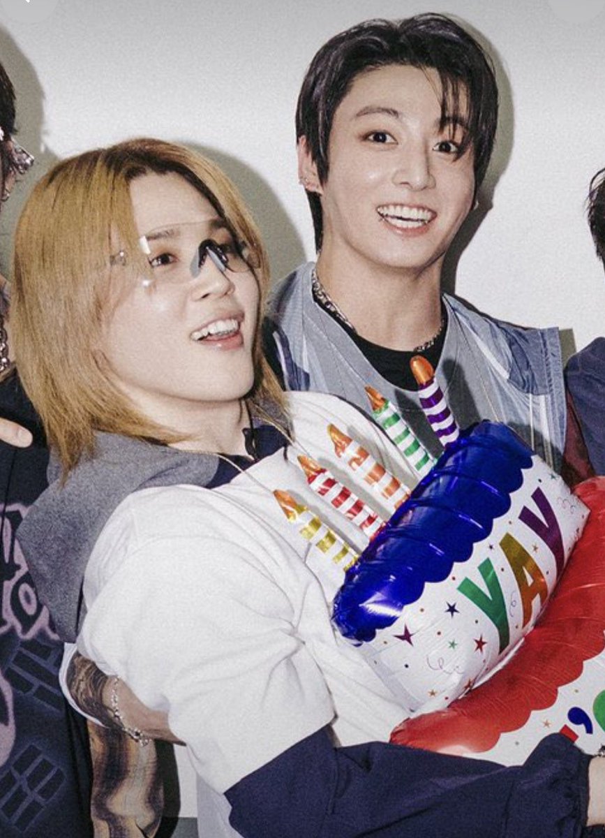 tweetpjm's tweet photo. just jolly asf holding his boyfriend oh Ok #whereismyinvite? https://t.co/pWbkYewjxV