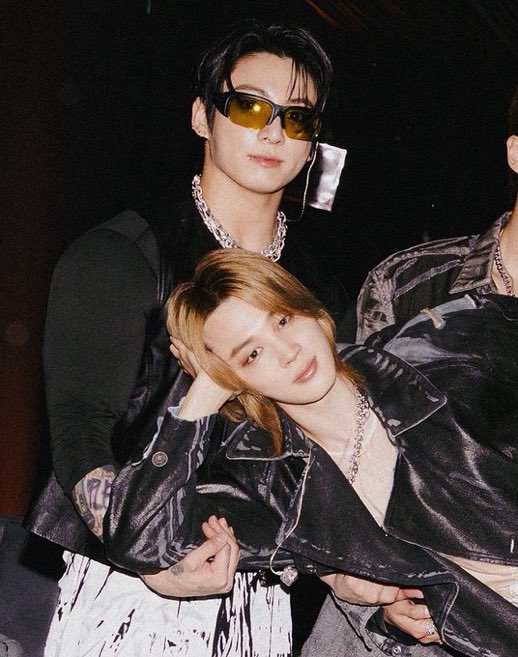 jikookb_'s tweet photo. LOS PADRES DE LAS CHICAS LINDAS 😭😭😭 https://t.co/WhmtE4IOAQ